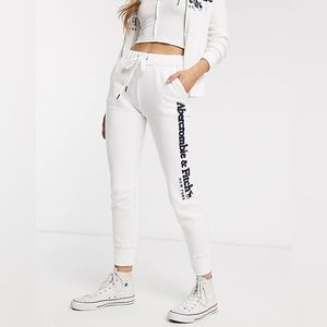 A&F Soft AF Fleece Classic Side Logo Sweatpants in White / Small 🤍